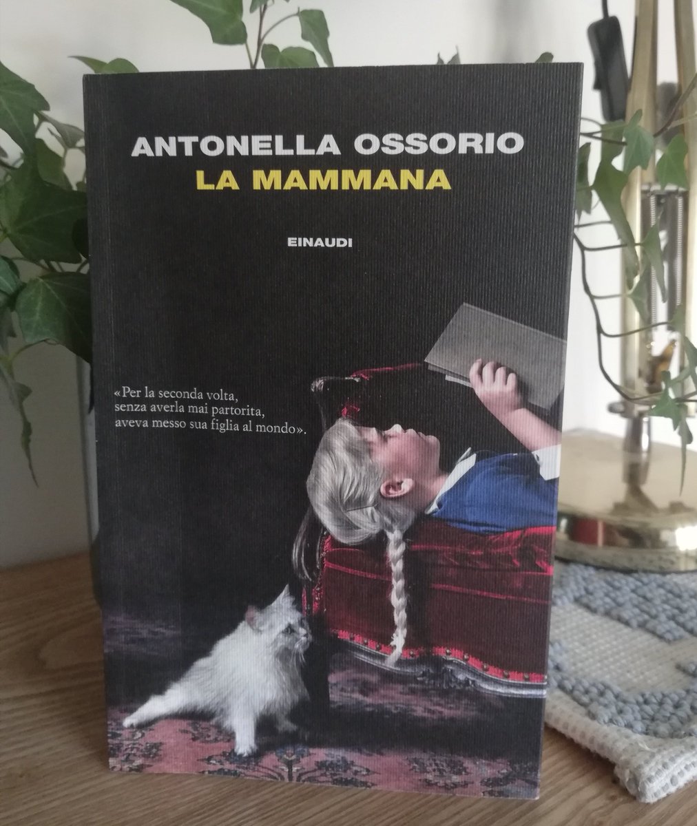 Oddio, questo libro è bellissimo 🥹 @glolibri1 (una scrittura che è tutta una poesia, con passaggi in un napoletano quasi antico e nobile, che un po' mi fa sorridere e un po' mi fa commuovere)