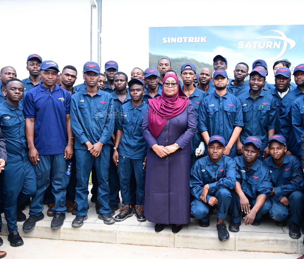 Rais wa Jamhuri ya Muungano wa Tanzania Mhe. Samia Suluhu Hassan akiwa kwenye picha na Watumishi wa Kiwanda cha Kuunganisha Malori na Matipa cha Saturn Corporation Limited kilichopo Kigamboni Jijini Dar es Salaam mara baada ya uzinduzi tarehe 09 Mei, 2024.