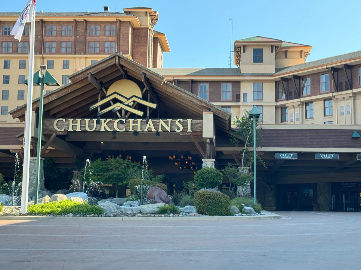 FPopReis's tweet photo. Overnachting in een hotel van een ‘native American-tribe’ (je mag geen indianenstam meer zeggen ;) is altijd net anders. Wij mochten niet in het lijntje van de stam-oudsten maar gelukkig was het niet druk. De council met vrouwelijke voorzitter keek goedkeurend toe. https://t.co/YdbfNbeZut