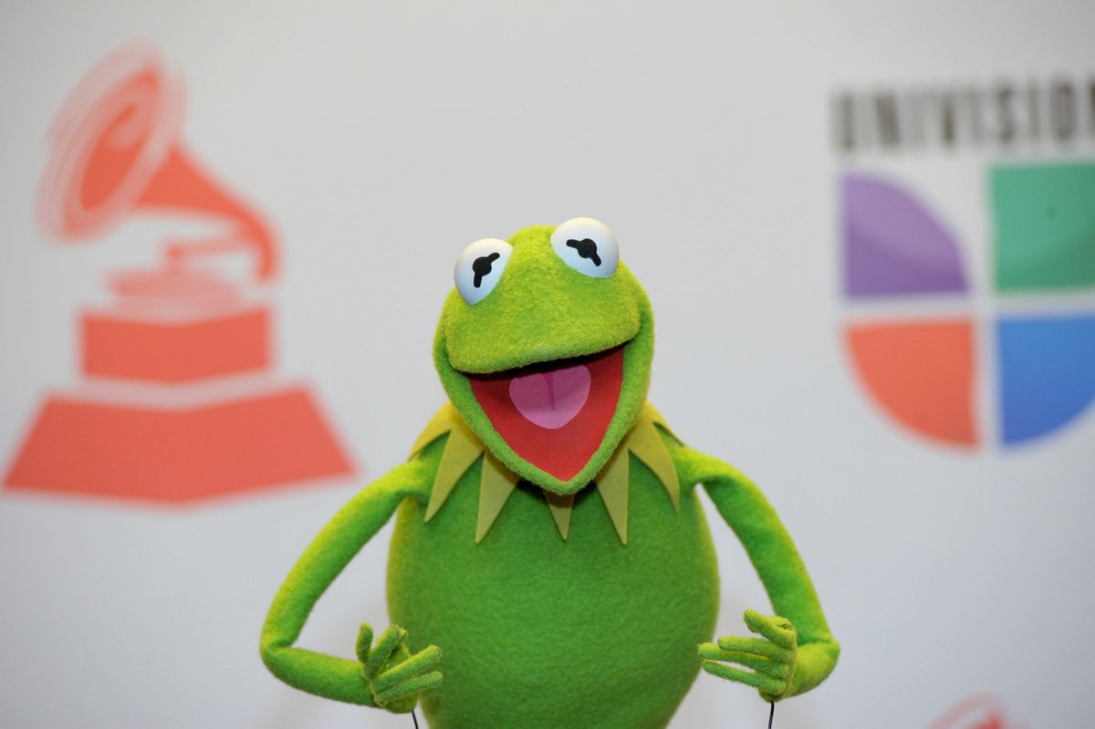 Fun Fact: Hoy es el cumpleaños de @KermitTheFrog, que fue nuestra estrella en los #LatinGRAMMY del 2011 🐸🎵