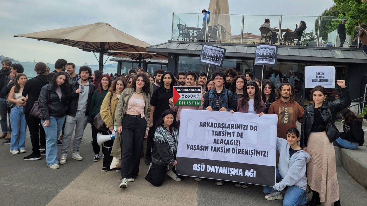 Galatasaray Üniversitesi öğrencileri, 1 Mayıs'ta tutuklanan sıra arkadaşları için eylemde! Memleketin kaynaklarını sömüren bir avuç zengine karşı emeğiyle geçinenleri savunmak, onlar için meydana giden yolu açmak suç değildir. Arkadaşlarımızı da taksimi de alacağız!
