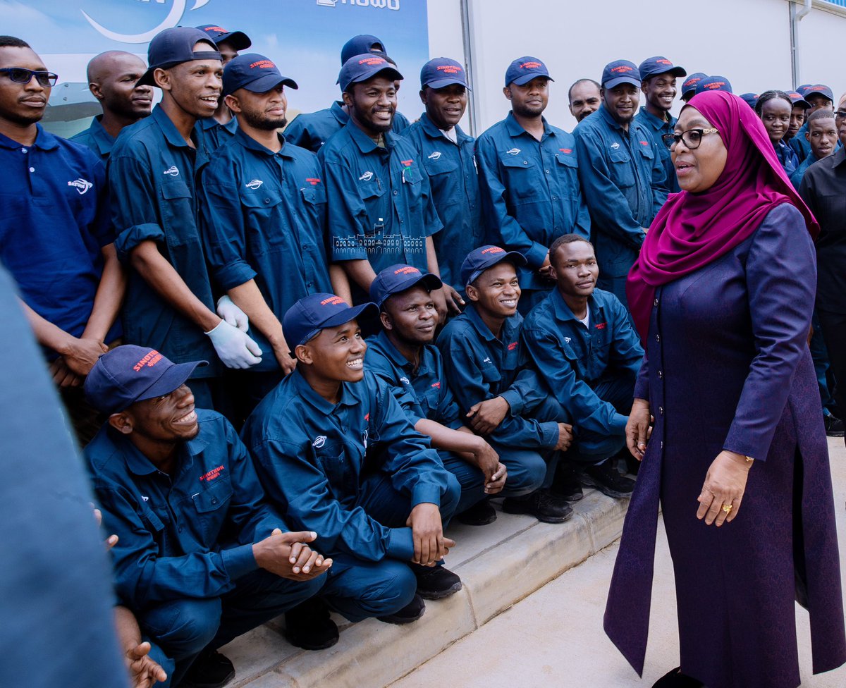 Rais wa Jamhuri ya Muungano wa Tanzania Mhe. Samia Suluhu Hassan akizungumza na Watumishi wa Kiwanda cha Kuunganisha Malori na Matipa cha Saturn Corporation Limited mara baada ya uzinduzi uliofanyika Kiwandani hapo Kigamboni Jijini Dar es Salaam tarehe 09 Mei, 2024.