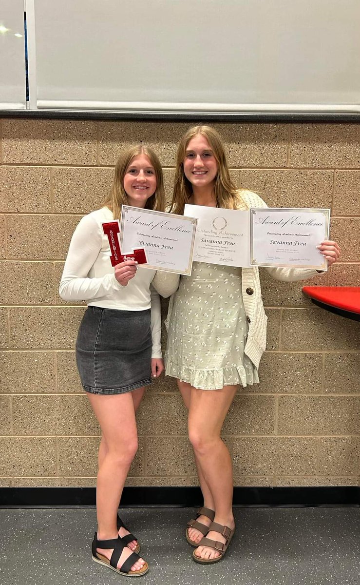 Congratulations to outfielder/1st @SavannaFrea2025 on her Academic award 3rd year in a row and 2nd year for the English award!!

Hard working young lady on the field and in the classroom.