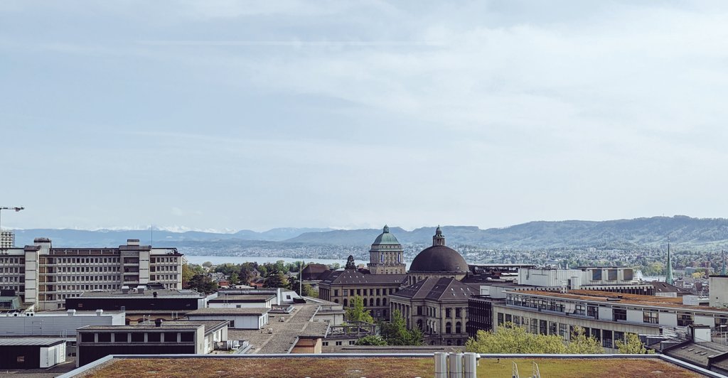 Qué suerte tienen en el Instituto para las Ciencias Atmosféricas y Climáticas de la Politécnica de Zurich @ETH_en, con estas vistas directas a la ciudad y los Alpes. Además de su prestigioso y alto nivel científico, es un placer trabajar en estas oficinas por esto.