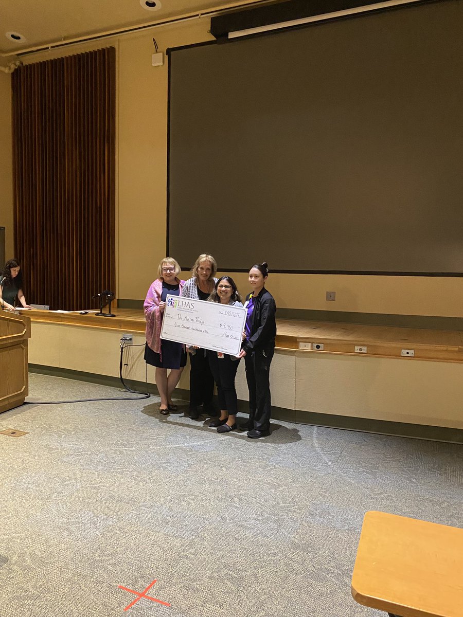 Our #AddictionConsultService received a grant funded from the Ladies Hospital Aid Society to offer the @Masimo Bridge device to patients with opioid withdrawal symptoms in the hospital. Congrats, team! 🎉