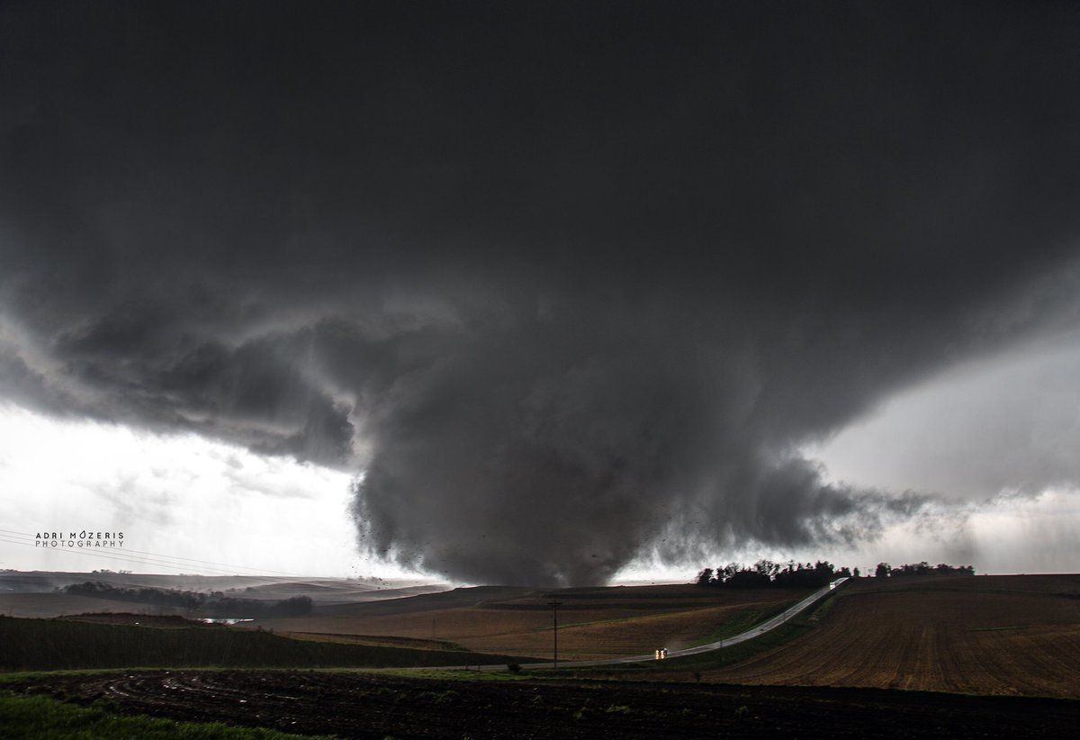 Minden, IA tornado. Got lucky & found an elevated hill to drive up on. I call this the moment of silence, given after the pics I took I had about 30 seconds of silence to take this all in. To hear that roar was something else. I’ll never forget it. #iawx #wx #wxtwitter