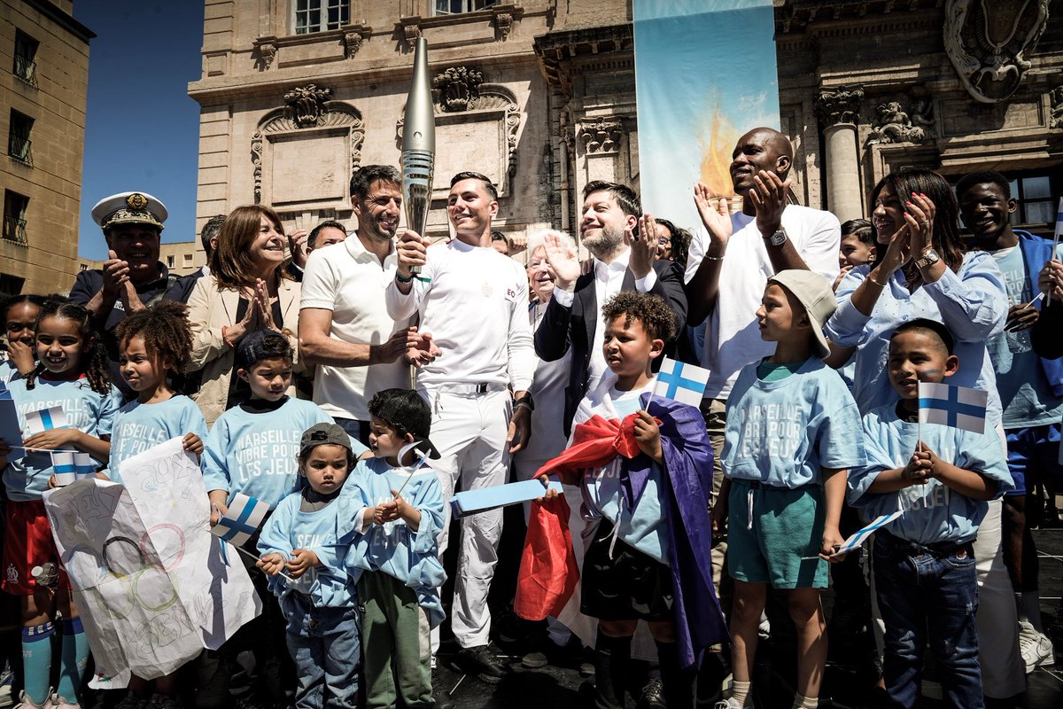 🎉Jour 2, la ferveur marseillaise ! Dans toutes les rues, dans les parcs, sur les places et jusque devant la mairie : Marseille est fière d’accueillir la flamme olympique 🔥 #Marseille #FlammeOlympique