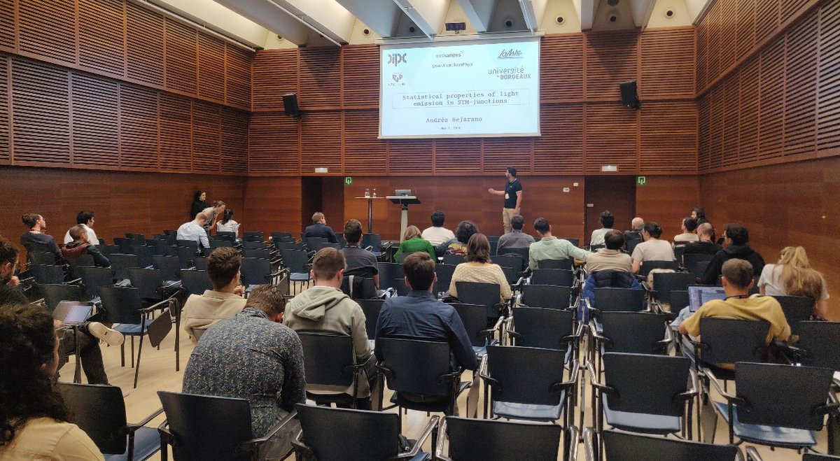 Andrés Bejarano presenting now his PhD project on statistical properties of light emission in current-driven single-molecule STM-junctions #QUANTUMatter @QuantumConf @DIPCehu @Ikerbasque @upvehu @LOMA_Bordeaux @remiavriller