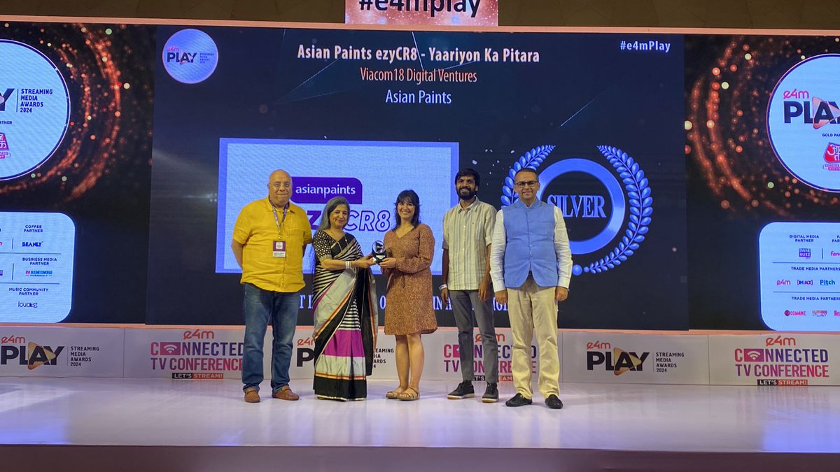 Celebrating excellence in the OTT space🎬🌟
Congratulations to the #e4mPlay Winners for their unmatched excellence, innovation, and creativity.👏

Category : Best Integration of Brand in a Web Original-Hindi
Winners : @FCBKinnect | @viacom18, @asianpaints | @GroupMWorldwide