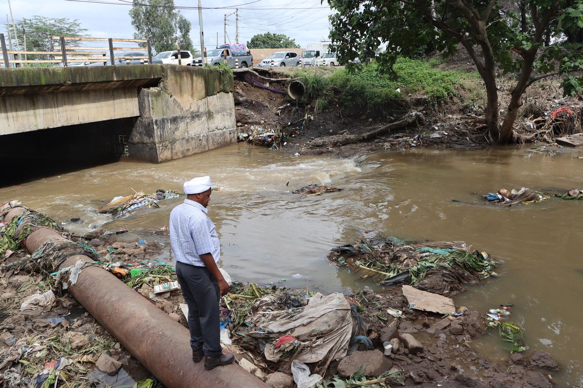 @NemaKenya in conjunction with @WRA_KEN and other government agencies today continued with the enforcement of riparian area protection at Gikomba in Nairobi. The pegging and demarcation of the riparian area of 30M is critical for safety and protection of the rivers and lives.…