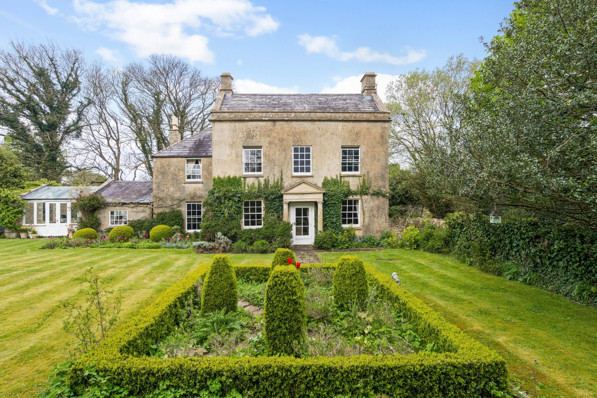 Box cottage is a delightful #countryhome with various outbuildings and around 4.6 acres of paddocks. Perfectly located for any equestrian enthusiasts, being part of the #Badminton Estate which is hosting Badminton Horse Trials this weekend. ➡️ savi.li/6014YVGlk