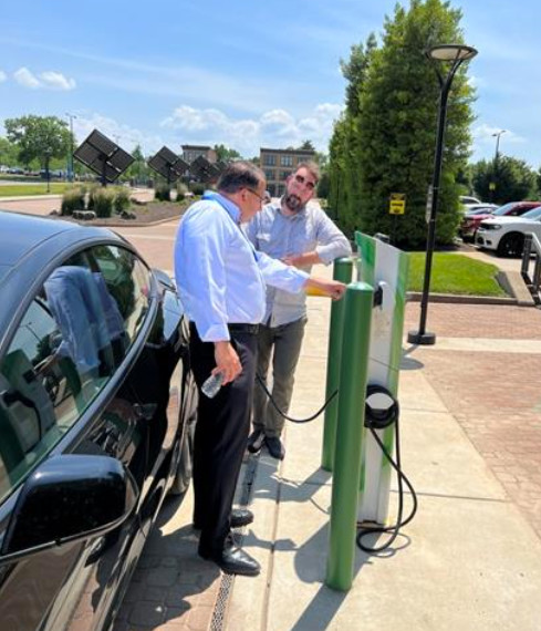 During the #DRIVEElectricUSA project, Drive Electric Missouri helped @CityofClayton apply for an EV charging grant for their citizens. The city learned all about chargers and the importance of choosing the right model #StoriesfromtheField #DriveElectric #DEUSA #EV #partnerships