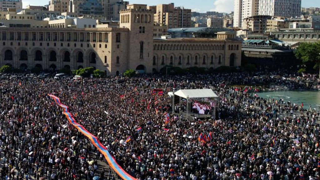 301arm's tweet image. Republic Square is full, but people are still gathering to join the 'Tavush for the Homeland' rally.

The rally will begin shortly. Follow 301 as we live tweet.

#ՀանունՀայրենիքի
