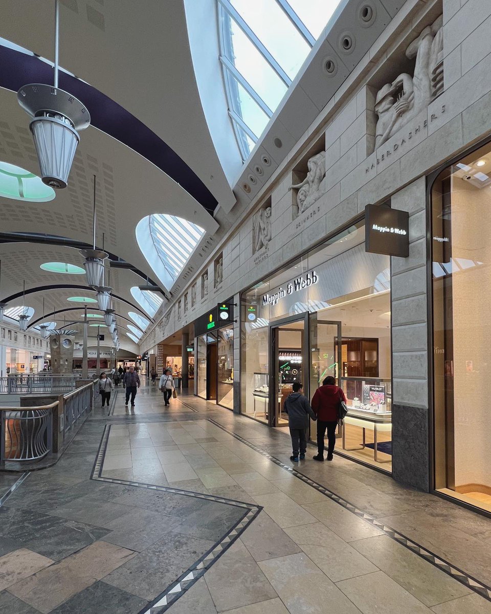 Completed last year… Mappin & Webb & @ROLEX in @TweetBluewater 

#milkstructures worked with Mark Pinney Architects and P&A Shopfitting 

#milkretail #structuralengineering #bluewatershoppingcentre