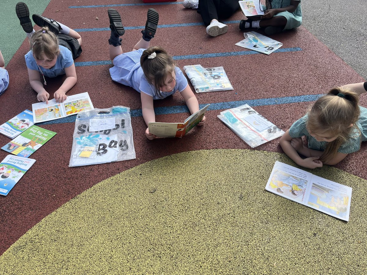 Year 1 Green enjoyed a little time reading in the sunshine this afternoon! What a lovely treat! 📕 ☀️