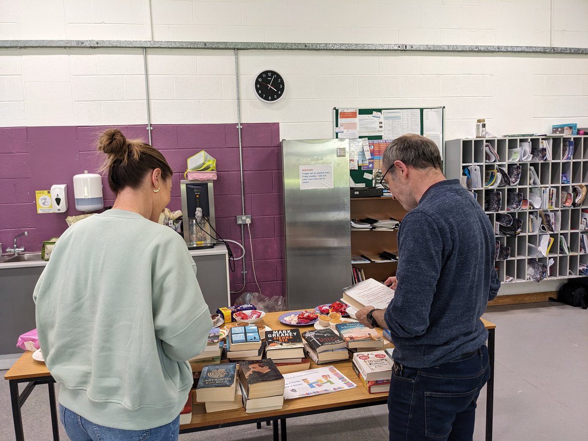 Bring a book! Take a book! Staff taking part in our book swop in the staff room today at break time 😍 @jcsplibraries @ThomondCommColl