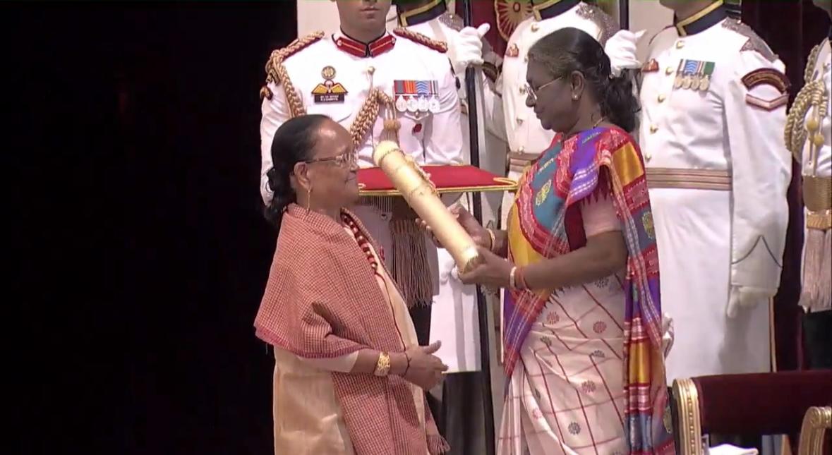 1/2 The President of India conferred the Padma Shri to Smt. Silbi Passah from #Meghalaya in the field of Art during Civil Investiture Ceremony @rashtrapatibhvn A retired Hindi teacher, resource person of SSA, DERT, her contributions extend from Art to Education @MeghalayaGov