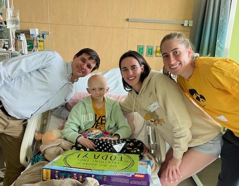 #TBThursday a year ago, Harper finished her final chemo session again💗 We sang 'Harper's Last Chemo' (again), a @UIchildrens tradition, though dad cried more than he sang! Wonderful support team w Dr Gordon, @IowaWBB, @CaitlinClark22, & @kate_martin22 ! It takes an army! 💪🙏