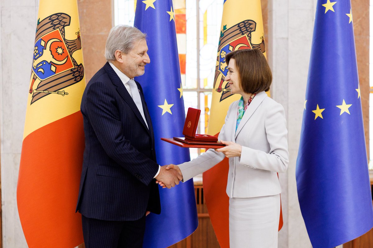 Today, on Europe Day, I awarded Commissioner @JHahnEU with the Order of Honour for his strong support for Moldova, championing our European journey, strengthening of our institutions and consolidation of democracy.
