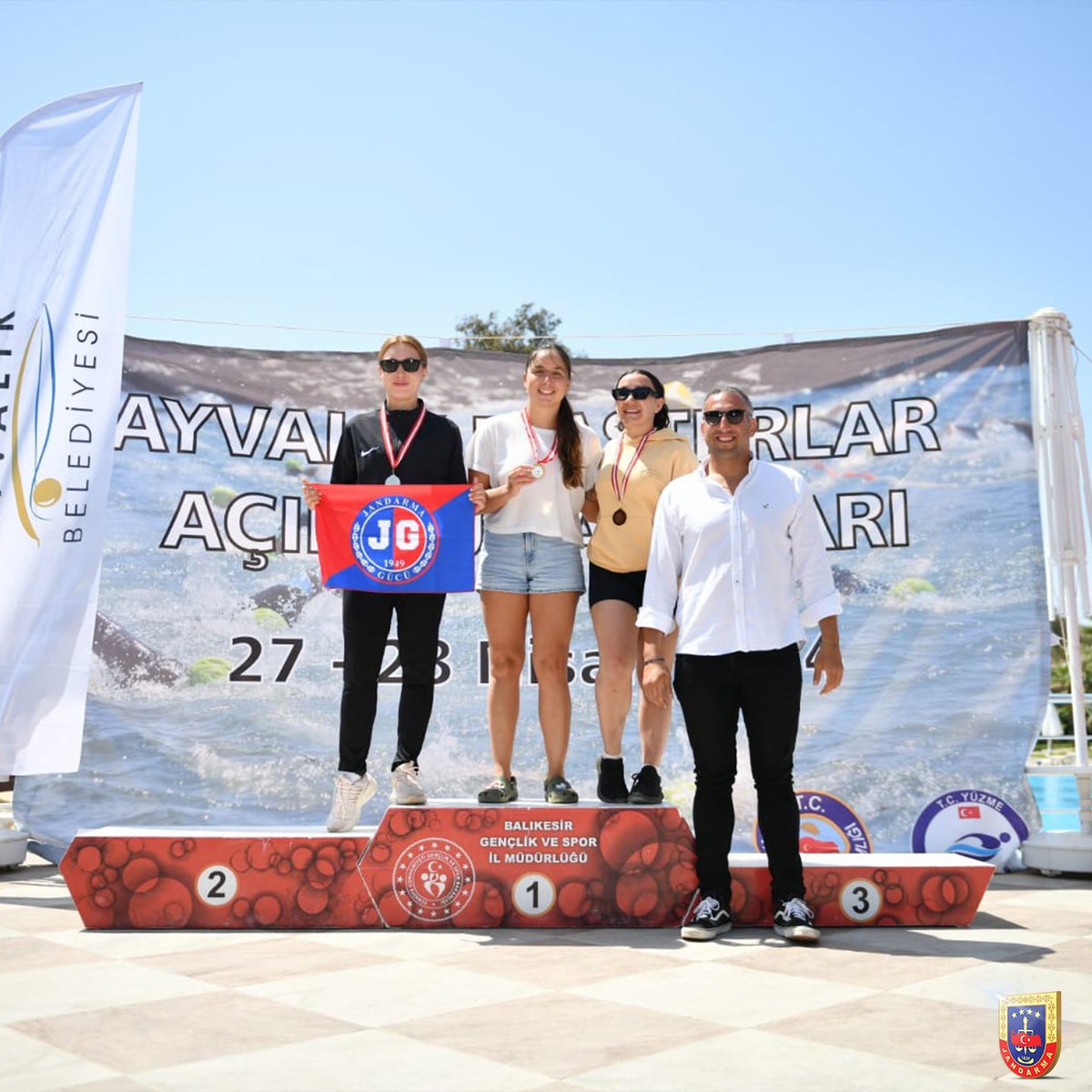 Balıkesir Ayvalık'ta yapılan 2 ve 4 kilometrelik ayrı parkurlarda düzenlenen Açık Su Yüzme Şampiyonası'nda, Jandarma Gücü sporcularımız; 🥈2 gümüş, 🥉2 bronz olmak üzere toplam 4 madalya ile müsabakaları tamamlamıştır. Sporcularımızı tebrik ederiz.👏🏻 📍Balıkesir 🗓️27-28 Nisan…