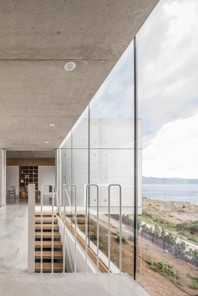 #Concrete is the predominant material used both inside and outside this #house in Port de la Selva, #Spain. To compensate, oak wood has been chosen to materialise the exterior carpentry and while the furniture provides warmth and harmony. ow.ly/gLv450RA5iv