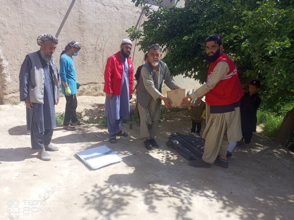 Bugün, 30 Şevval Perşembe günü, Afgan Kızılayı, Samangan vilayet'inin merkezi Aybak'ın Abdul-Vahab köyünde son dönemde yaşanan şiddetli yağışlardan etkilenen bir aileye 6 battaniye,1 branda,1mutfak seti, ve 3 adet su bidonu olmak üzere toplam 4 çeşit gıda dışı malzeme bağışladı.