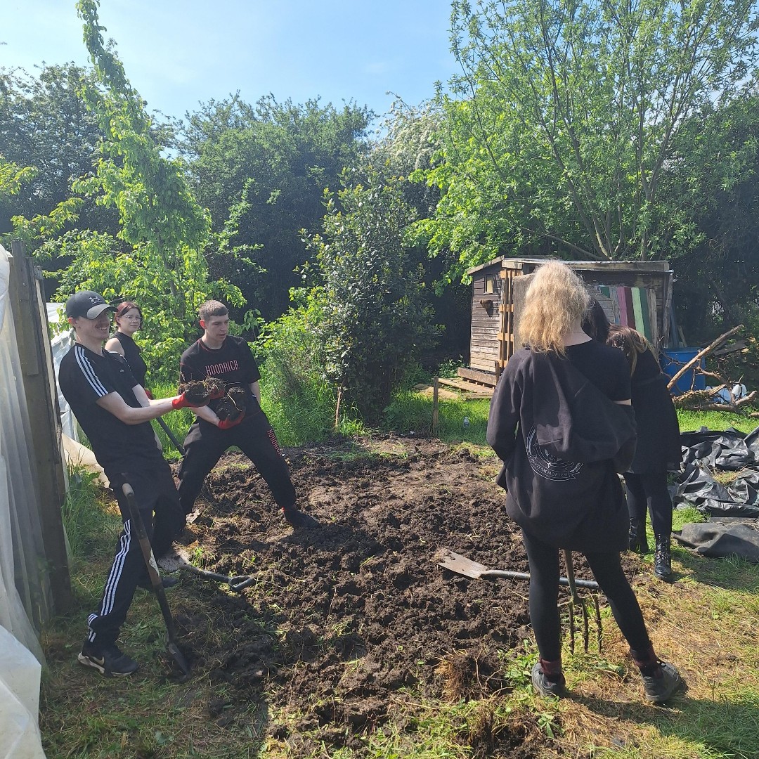 Thrilled to share the latest chapter in the journey of our Jobs Growth Wales+ learners in Barry! 🌟✨ Recently, they've delved into an exciting new venture: their very own allotment space, named 'Gibby Green Fingers'. 🌿🥕🍅