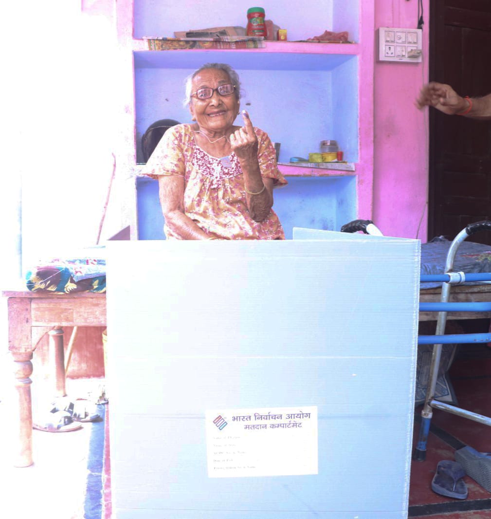 भारत निर्वाचन आयोग के निर्देश के क्रम में 85+आयुवर्ग एवं दिव्यांग मतदाताओं को पोस्टल बैलेट के माध्यम से उनके घर पर मतदान की सुविधा प्रदान की गई। @ECISVEEP @ceoup