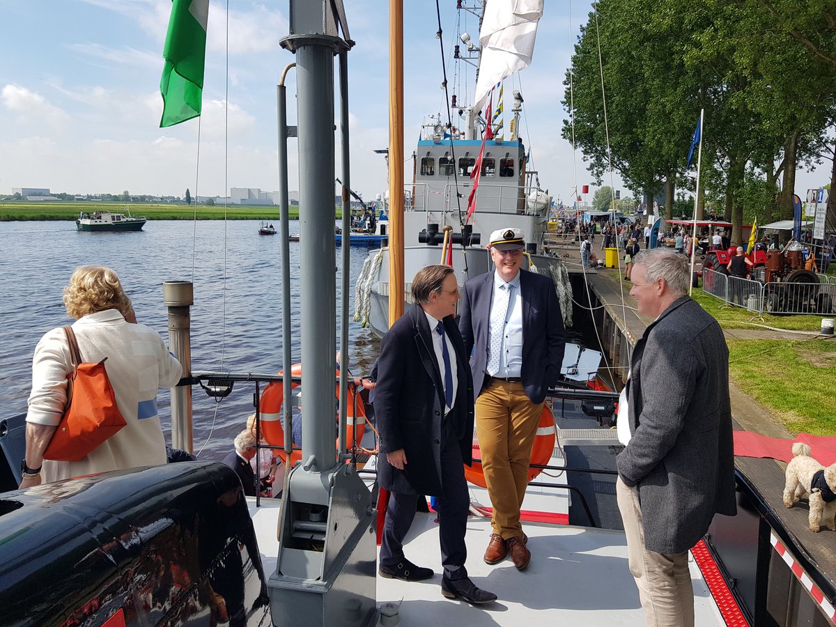 Nationale Sleepbootdagen Zwartsluis zijn gestart. CdK Heidema, burgemeester Bilder en wethouder v d Poel zijn aanwezig.
Vrijdag en zaterdag ook nog een fijn programma. Mooi weer, dus ff heen.