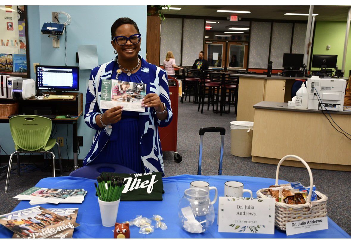 Thank you @OlleMightyOwls for inviting me to your career fair yesterday. I truly enjoyed talking with all of the students and cannot wait for my “Chef of Staff” apron from @SkilesPrincipal 😂😂 !!!