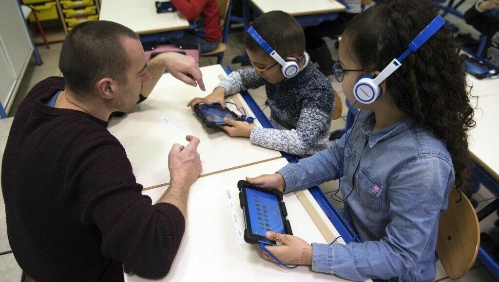 Outils numériques à l'école : la place grandissante des écrans est loin de faire l'unanimité ➡️ l.francebleu.fr/KiRs