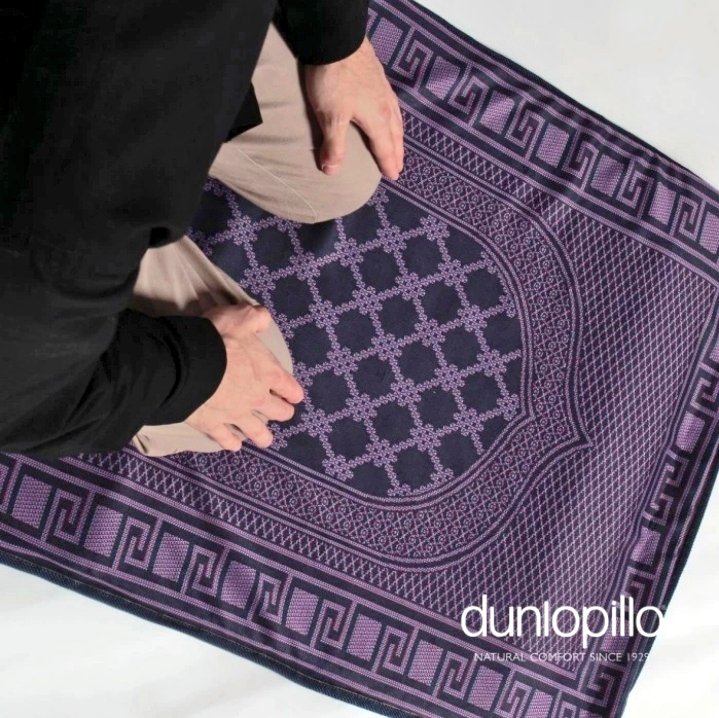 Shalat beralaskan sajadah atau semisalnya, hukum asalnya boleh. Ini pernah dilakukan oleh Rasulullah ﷺ Dalam hadits dari Maimunah رضي الله عنه, ia berkata:
“Rasulullah ﷺ biasa shalat di atas khumrah (sejenis kain).”(HR. al-Bukhari no.379,Muslim no.513)
 tokopedia.link/mm1uxQYbsJb