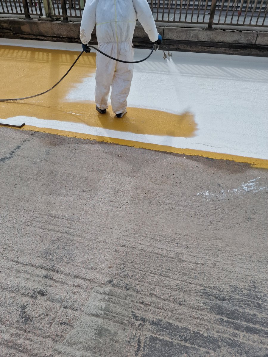 An update on our major works can be read at:
tayroadbridge.co.uk/news
The photographs show the deck waterproofing, along with the scaffolds used to access the underside of the bridge, giving us safe access to repair the soffits of the bridge deck.