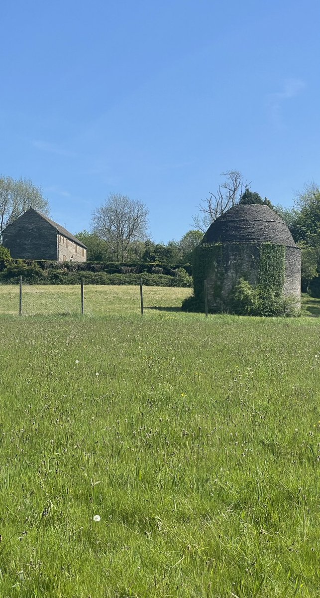 Grade ll listed Dovecote in the grounds of Castell y Fan…….an enormous Dovecote. @castlehunteruk @cestyll N.B. It’s always this sunny In Caerffili!😜