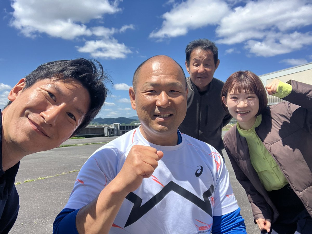 朝、韓国から戻ってきた森さんの自艇の組み立て。
NHK鳥取のスポーツキャスター、藤松さんが来てくれて、記念撮影。米子ローイング協会の武田会長も一緒に。

11時間走って、相模湖に到着。夜中と比べると、日中走るのは楽チン。
