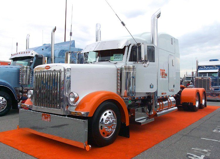 The Orange carpet is a nice touch for this show truck! #Trucking #TruckingDepot #Truckers