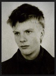 Heute vor 31 Jahren (9.5.1992) griffen Nazi-Skins eine Feier von Punks in #Magdeburg an, zwei Tage später starb #TorstenLamprecht an seinen Verletzungen. Bericht vom Prozess: lsa-rechtsaussen.net/1993-prozessbe… Gedenken an Torsten Lamprecht: bgrmagdeburg.wordpress.com/2023/05/05/abe… #Antifa