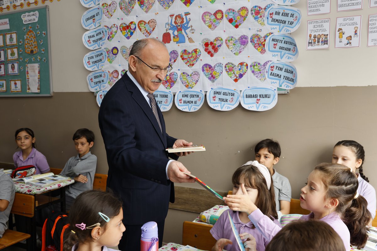 📍 Erenler Valimiz Sayın Yaşar KARADENİZ, İlçe Kaymakamı ve İl Milli Eğitim Müdürü ile birlikte Ali Dilmen İlkokulunu ziyaret ederek sınıfları gezdi, öğrencilerle sohbet ederek kitap hediye etti, Öğretmenlerimiz ile bir araya gelerek hepsine emeklerinden dolayı teşekkür etti.