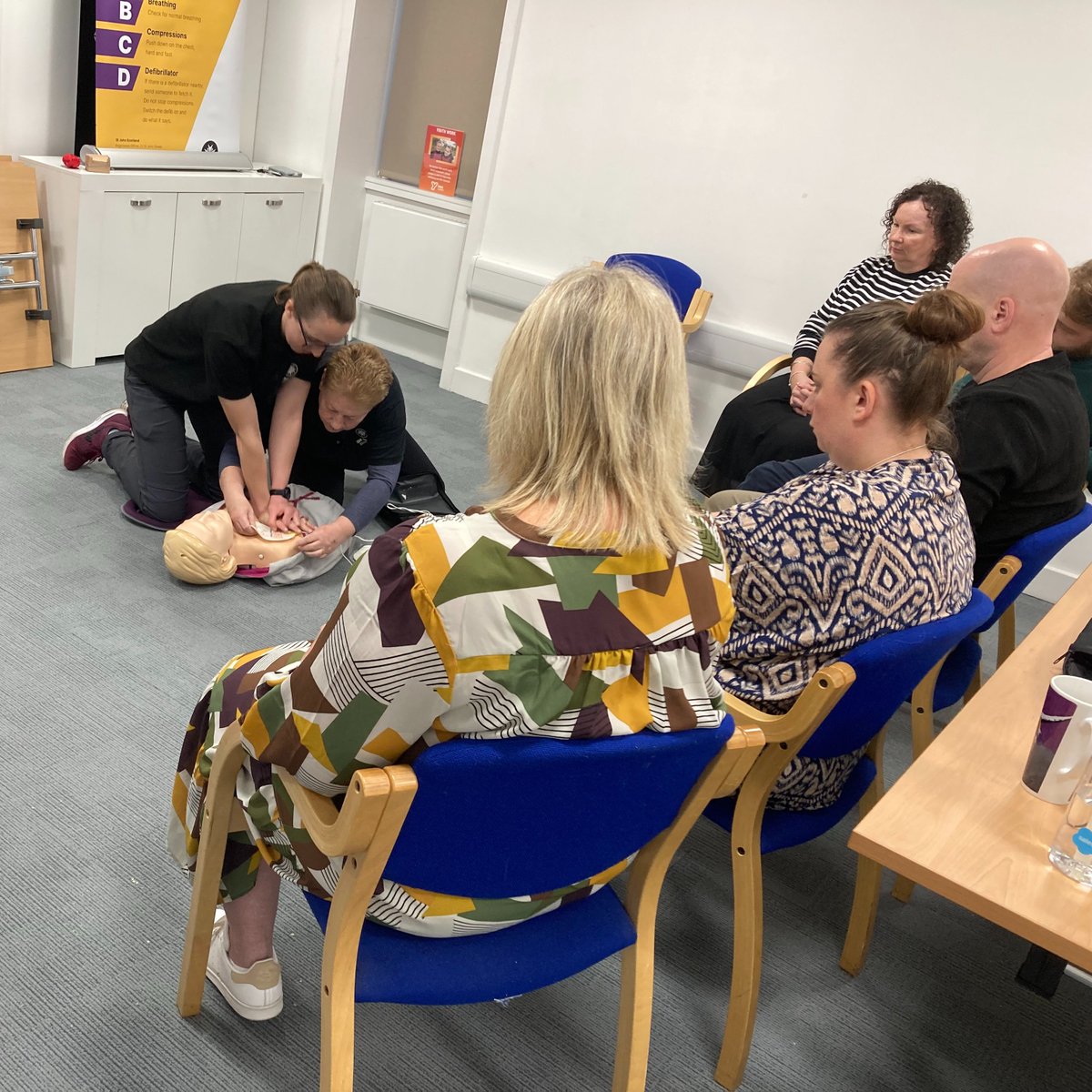 St John Scotland Edinburgh area volunteer's Anne, Laura and Jeremy carried out a bystander CPR and defibrillator awareness session for the YMCA Scotland's staff in Edinburgh.
Well done volunteers.

#savinglivestogether #CPR #learnCPR #edinburgh #volunteers