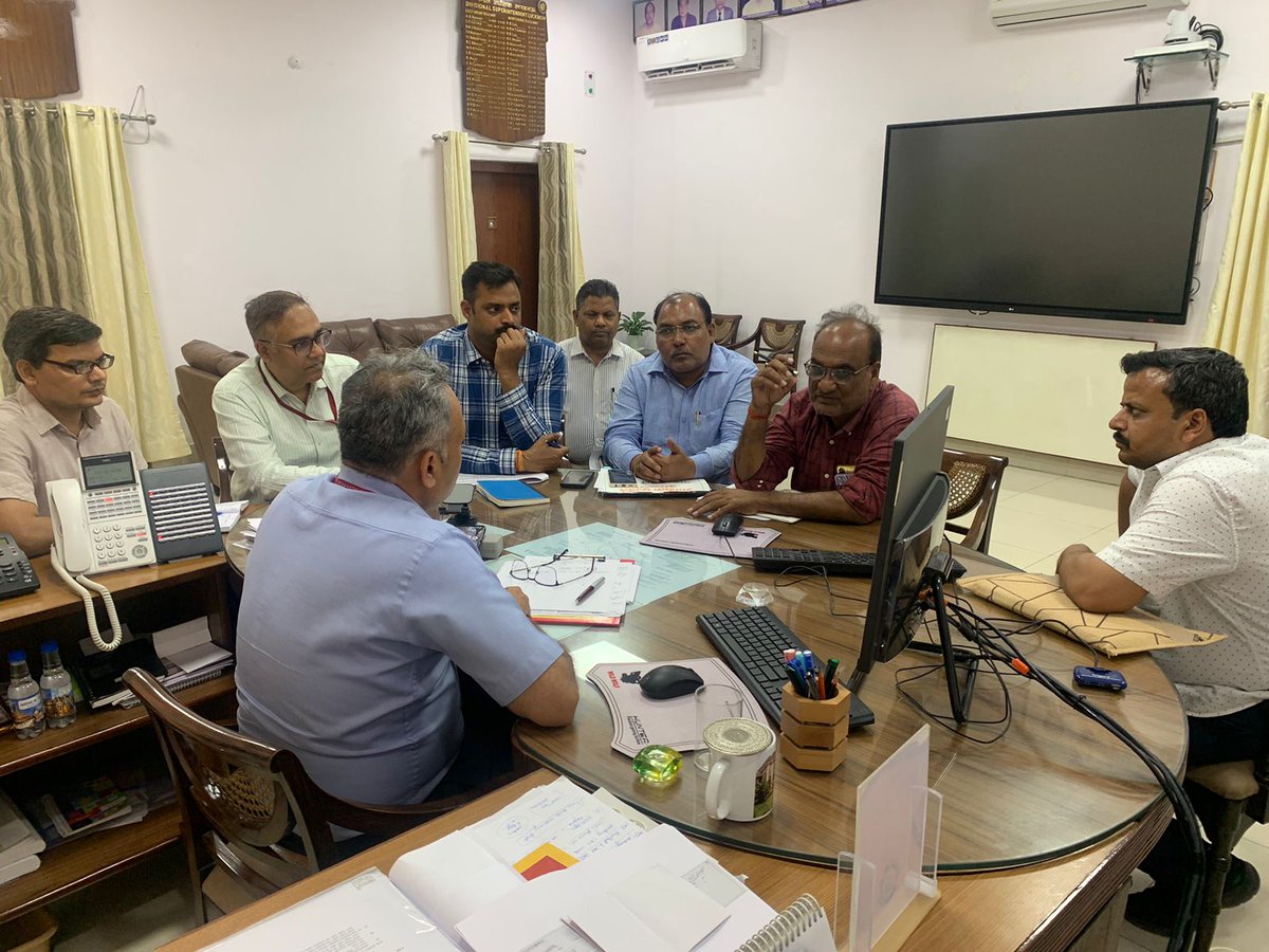 Shri S M Sharma, DRM/LKO convened a meeting on May 9, 2024 at the DRM Office/LKO, where discussions were held between the officers of Bridge Corporation UP and Railway Officers regarding the construction of Road Over Bridges (ROBs) for the upcoming #Kumbh_Mela 2025.