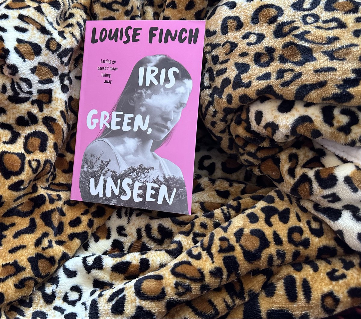 Look what arrived the post for me! The latest gem from critically acclaimed and much adored @LouFinchWrites. #IrisGreenUnseen
#ReasonsToBeSkiveful