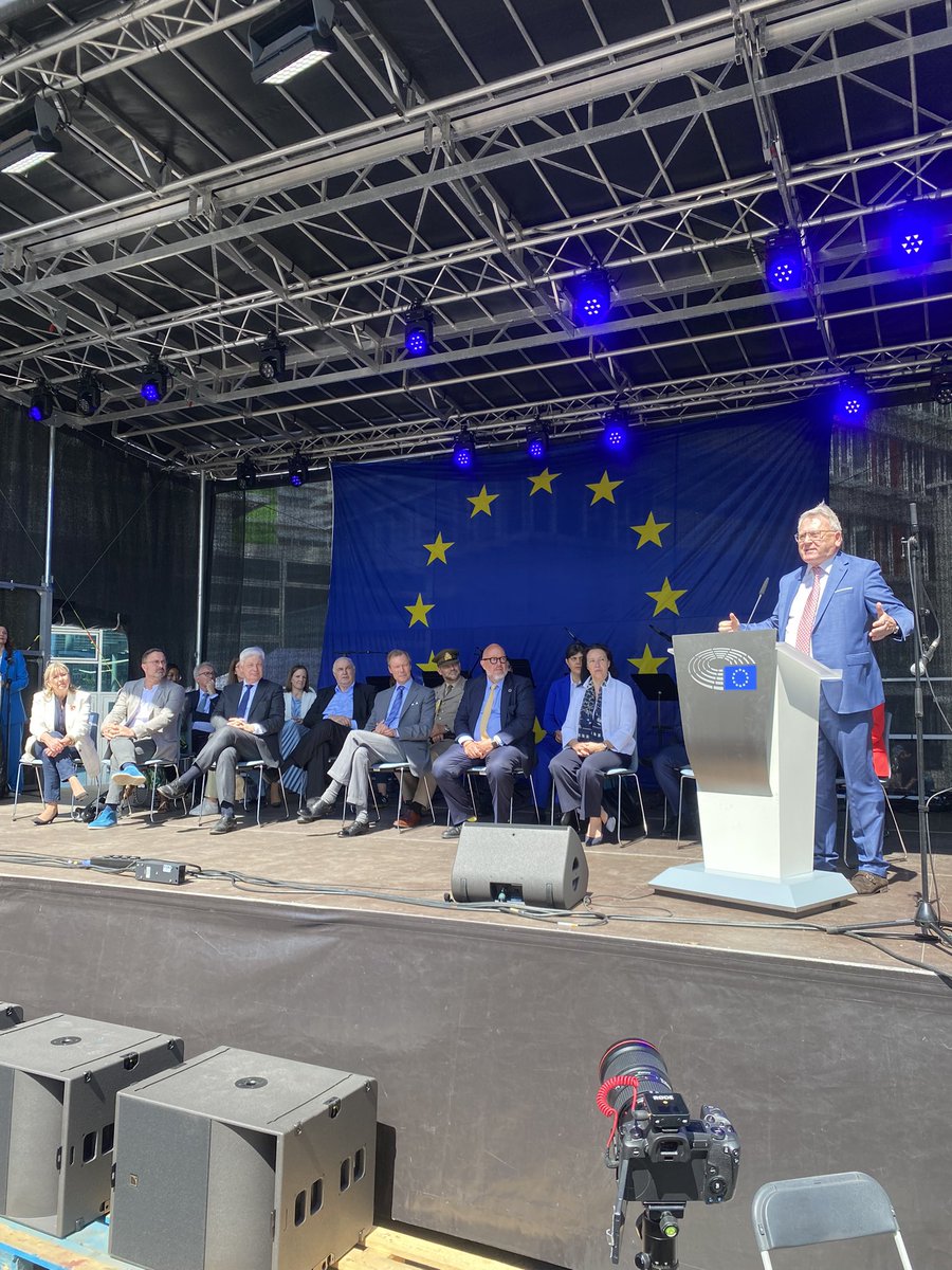 @Europarl_LU @CourGrandDucale @AnneCalteux @MarcAngel_lu @ClaudeWiseler @ChambreLux “We are a project of peace and we must not give up on that project.” @NicolasSchmitEU, European Commissioner, at this year's #EuropeDay celebration. #EuropeDayLux