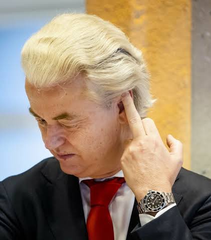 Zafer Partisi GBY Nezih Karaman’dan, bir Iraklı tarafından katledilen Türk öğretmen hakkında yorum yapan Geert Wilders’e yanıt:

“İkiyüzlü, AB/Türkiye göçmen anlaşmasını imzalayanlar Brüksel'deki meslektaşlarınız. Avrupa’ya kitlesel göçü durdurmak için para vaat ediyorlar.”