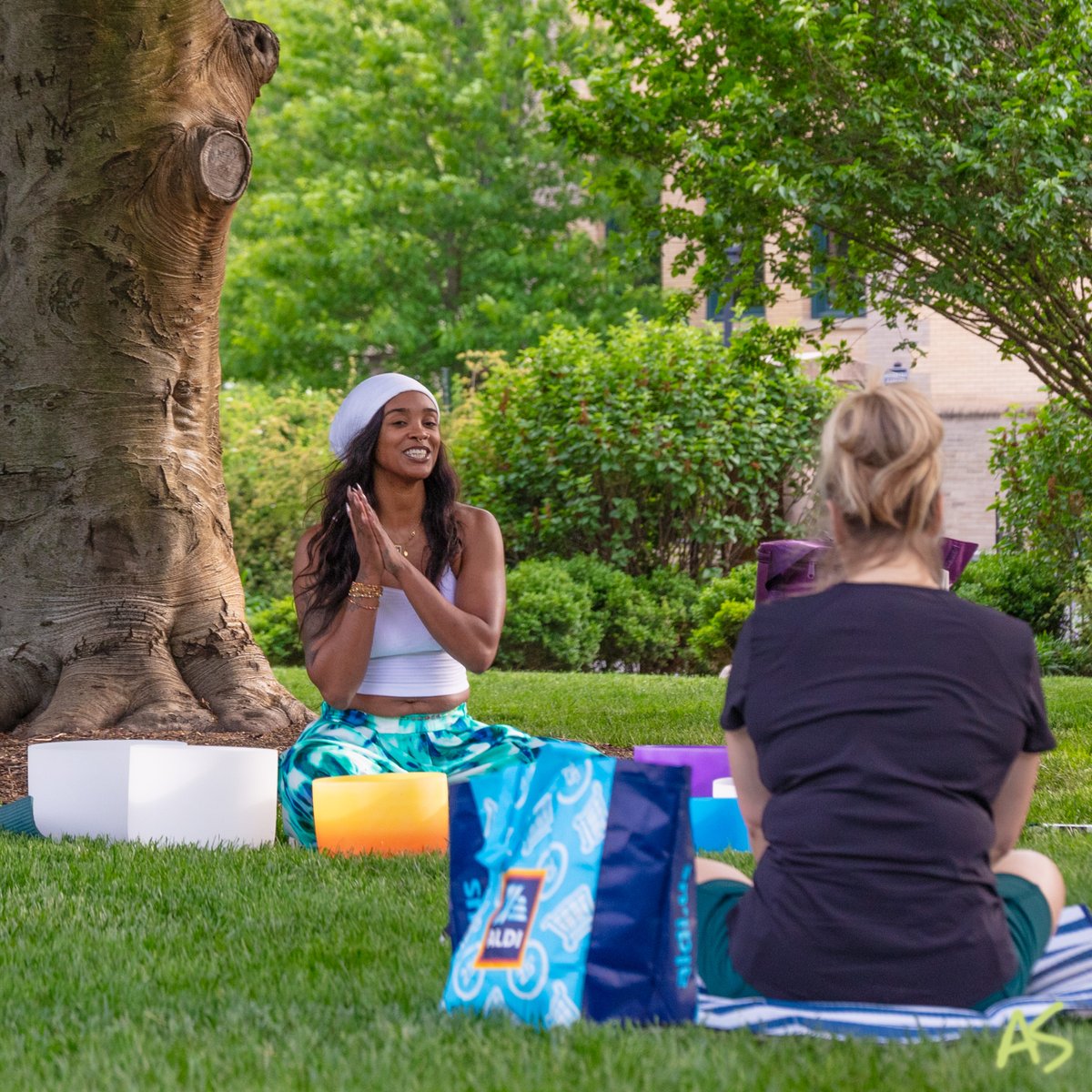 Our neighborhood Sound Bath, an immersive meditation experience at Topiary Park. 🌳💕🧘‍♂️💕🌳 • #soundbath #meditation #wellness #community