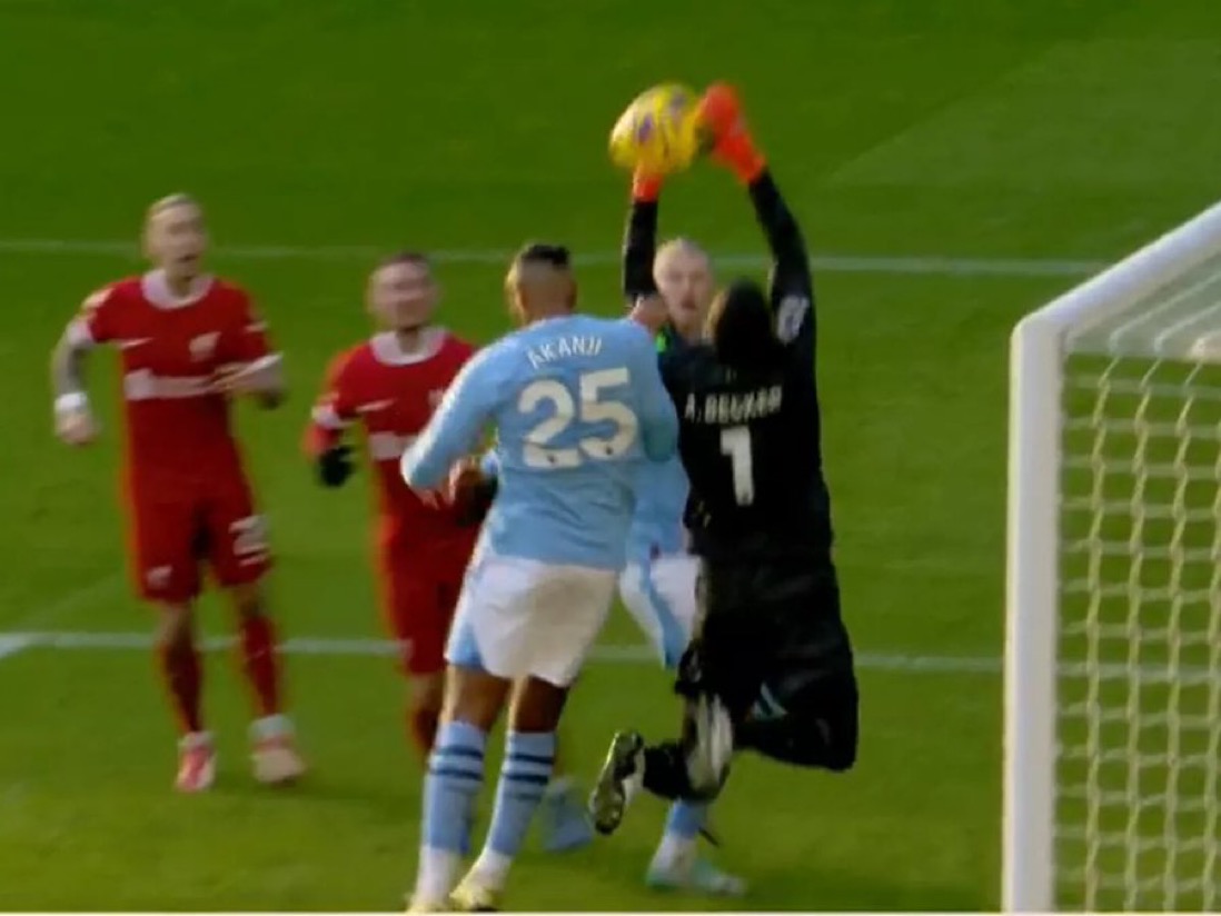 Goldco69's tweet photo. Countless times Manchester City have been Robbed this season so far

A thread 🧵 https://t.co/E6BxpQbcDw