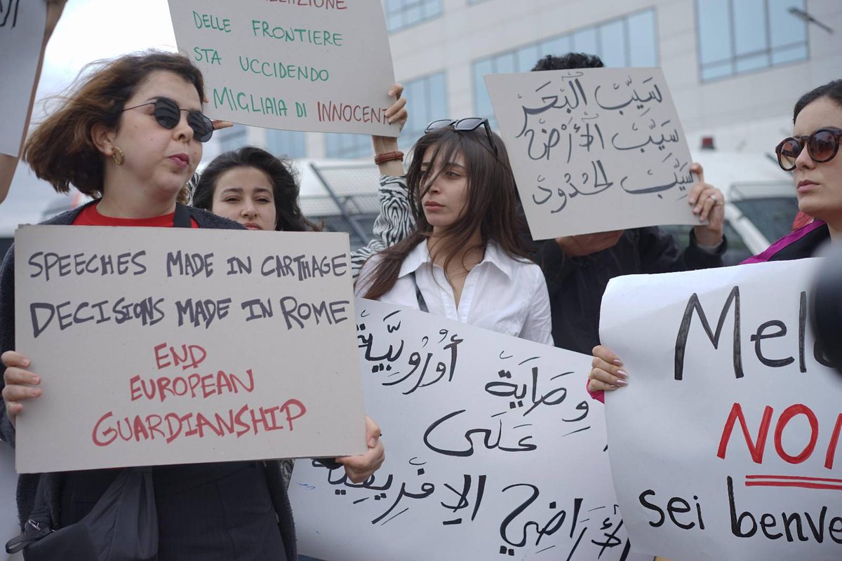 1/2 #Tunisian civil society continues to resist the externalization of European borders! Today, in protest at the EU mission HQ, we stand against the border violence enforced and sponsored by the merciless European border regime.