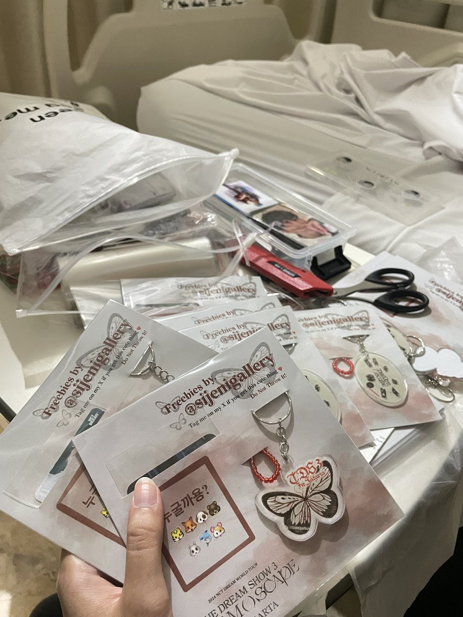 Guys yg dapet freebies aku jangan dibuang yaa...soalnya aku se-effort itu packing nya sambil nungguin mamah ku dirawat😭 plis banget klo ada yg ga mau ditolak aja gapapa🥺🥺

#TDS3INJAKARTA