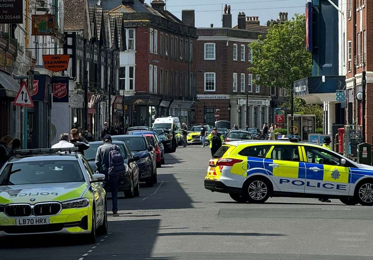 Road Closure and Police Operation Underway in Worthing This afternoon, Rowlands Road in Worthing has been closed to traffic due to a significant police operation. Read more on Sussex.News ➡️ bit.ly/4ba75Gz