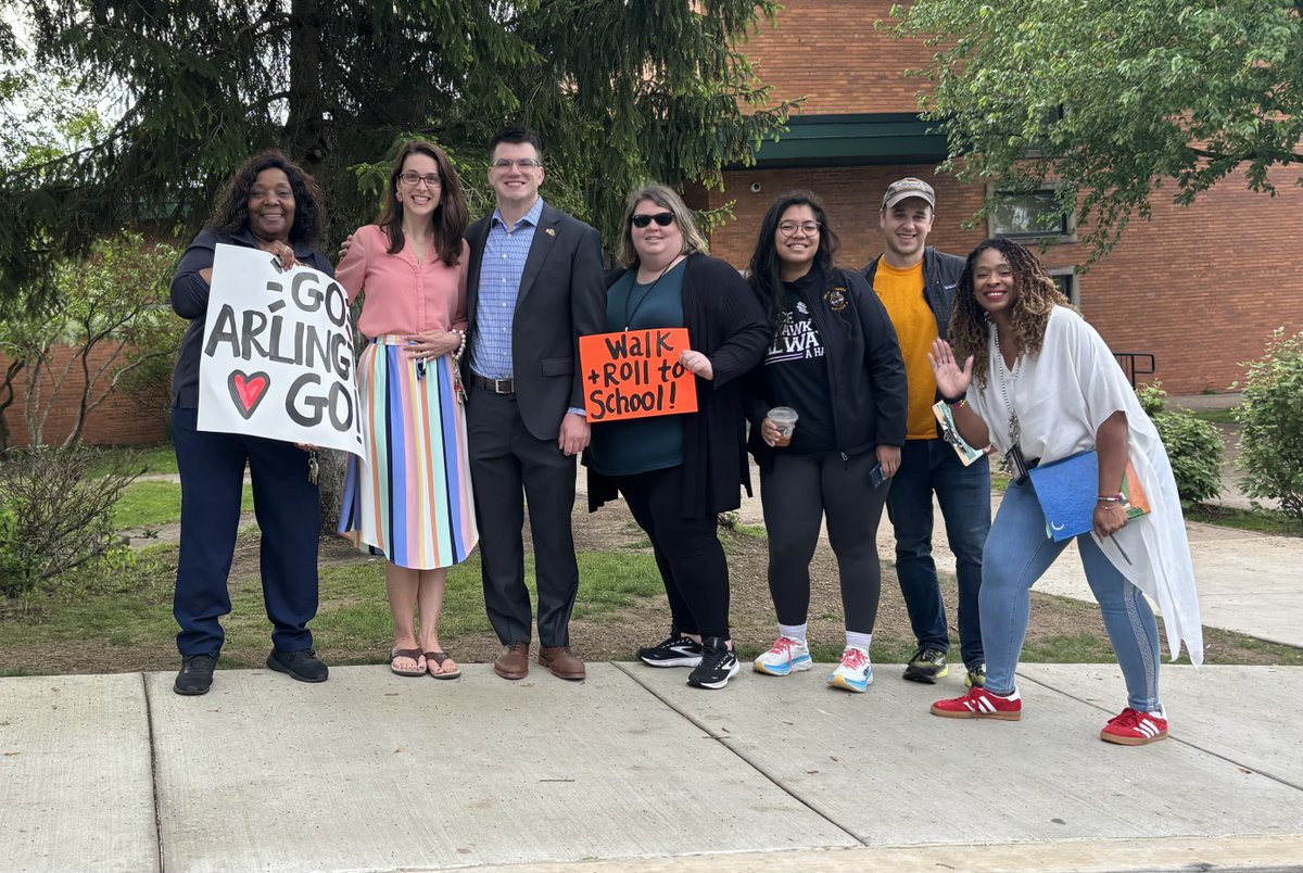 Big thanks to our amazing volunteers for making our Spring Safe Routes to School Walk & Roll Day 2024 a success! Shout out to students from PGH Faison, Langley, Phillips, Miller, Arlington, Ellis, and King K-8 for embracing alternative transportation methods. 🚶‍♂️🚴‍♀️