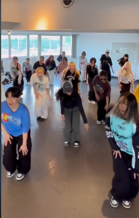 News5PH's tweet photo. MOONLIGHT DANCE CHALLENGE FEVER IS ON! 🔥

Ibinahagi ng Japanese choreographer na si #MiyoshiAkanen ang kanyang entry kasama ang #AkanenCrew para sa #MOONLIGHT dance challenge ng P-pop sensation na #SB19. #News5

📸:Miyoshi Akanen (TikTok) https://t.co/zWf6WWKR3q